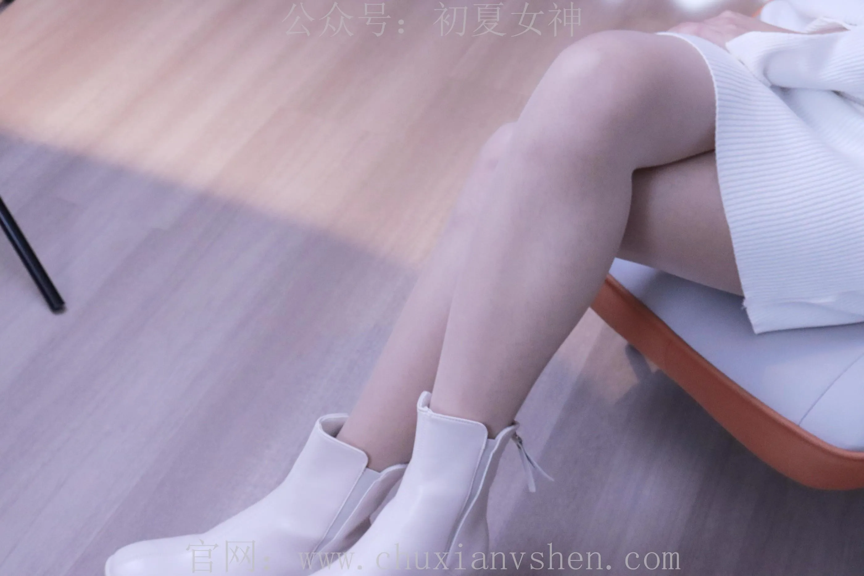初夏女神 NO.010 依依 2022款白色毛领连衣裙搭白色短靴 [147P]插图9